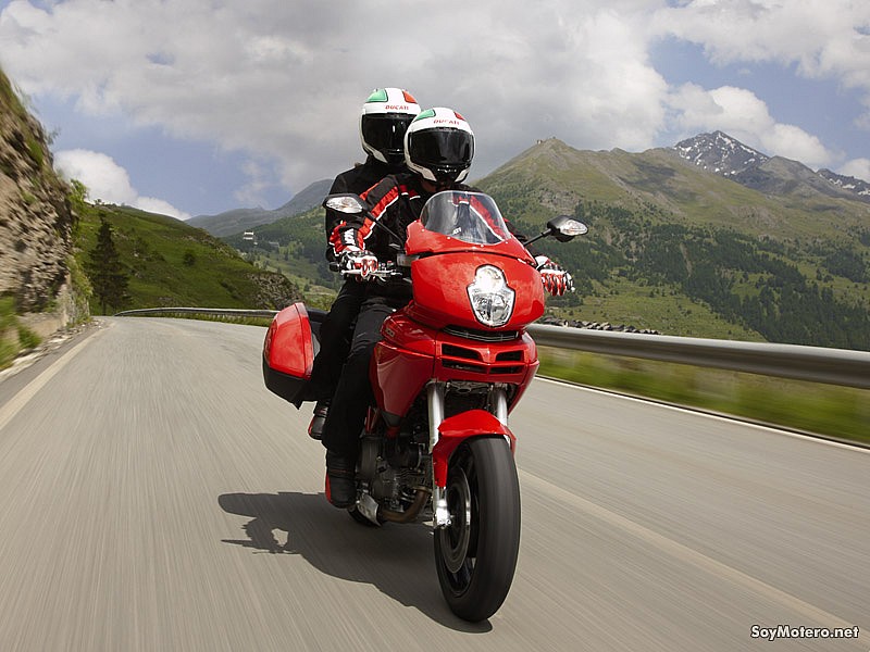 Ducati Multistrada 1100S roja con maletas