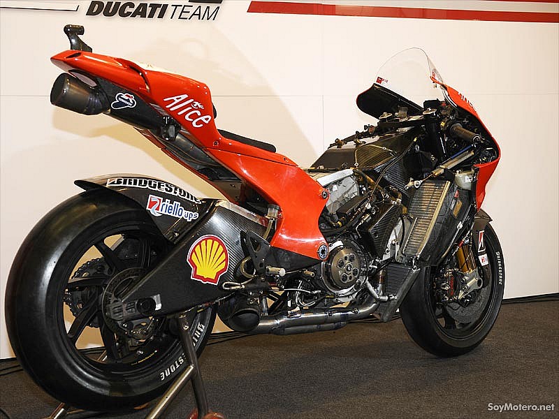 Ducati Desmosedici GP9 - vista del chasis monocasco en fibra de carbono al retirar depósito y carenados