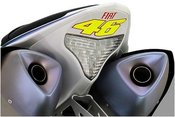 Nueva Yamaha YZF-R1 2010 edición especial Valentino Rossi - Detalle del escape con el 46