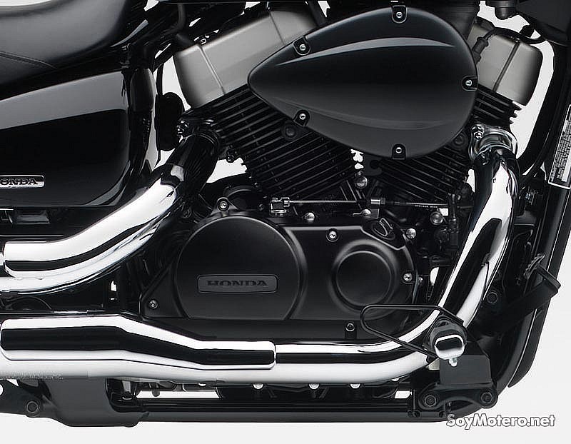 Honda Shadow 750 Black Spirit - motor negro con colectores cromados