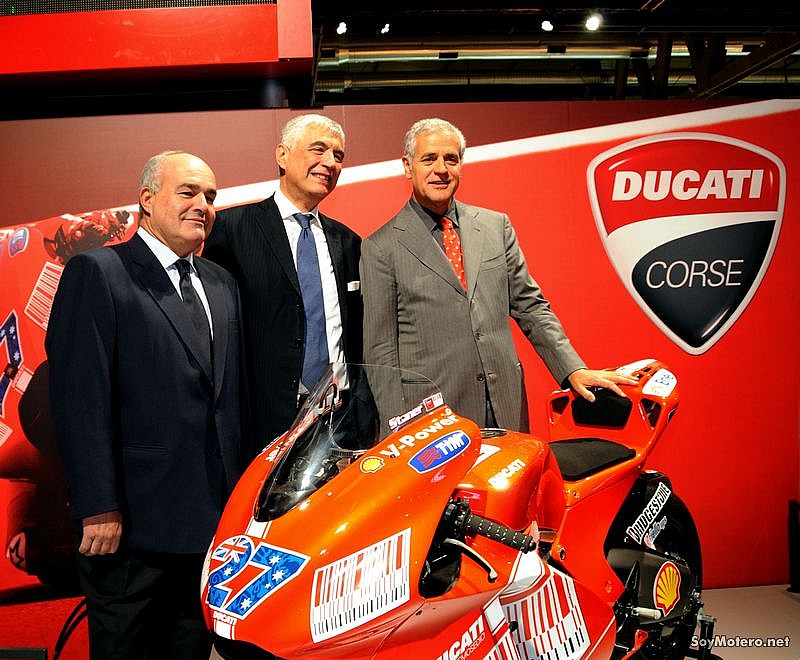 En el centro Gabriele Del Torchio director general de Ducati