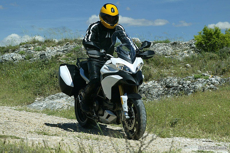 Ducati Multistrada 1200 S Touring -  por camino de tierra