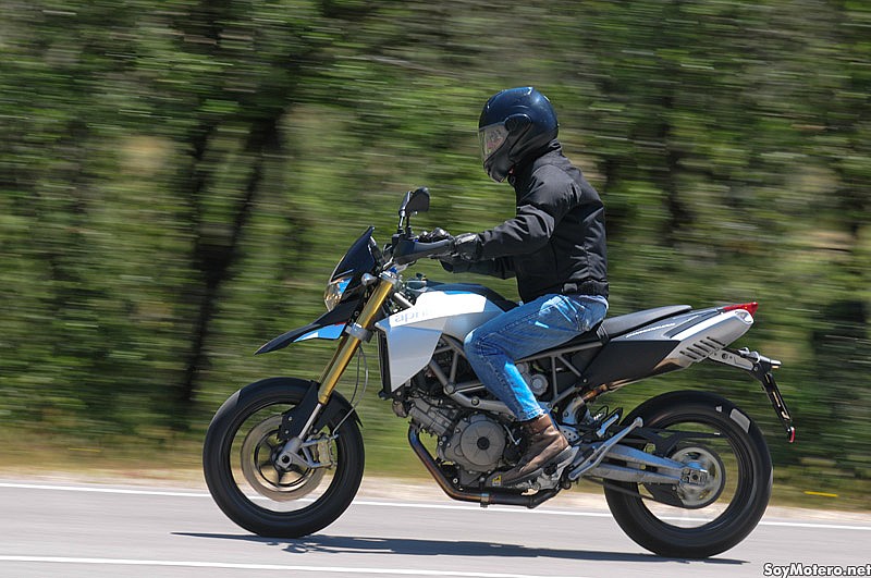 Prueba Aprilia Dorsoduro 750 - Disfruta de una moto sorprendente