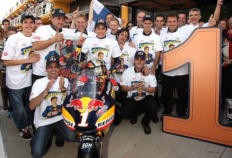 Marc Marquez celebrando el título mundial con su equipo Ajo Motorsport, Cheste 2010