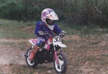 Marc Márquez practicando motocross con una moto infantil