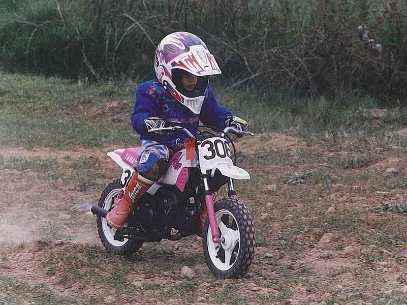 Marc Márquez practicando motocross con una moto infantil