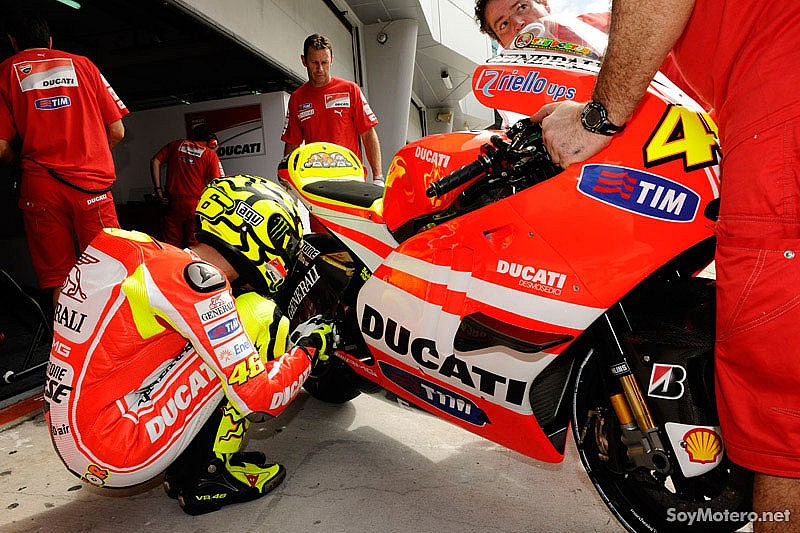 Valentino Rossi colocándo la estribera, Ducati Team, test Sepang 2011
