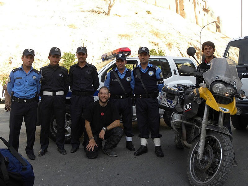 Miquel Silvestre con la polícia de Erbil, Irak