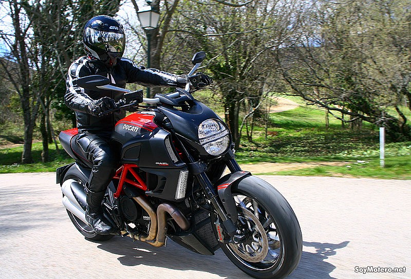 Ducati Diavel Carbon Red, tope de gama Diavel