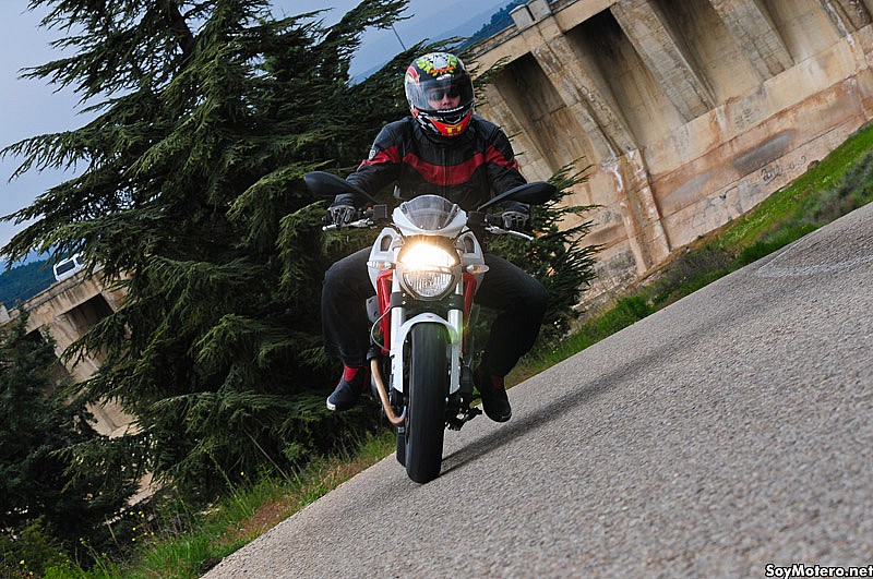 Prueba Ducati 796 2011: En busca de la trazada perfecta
