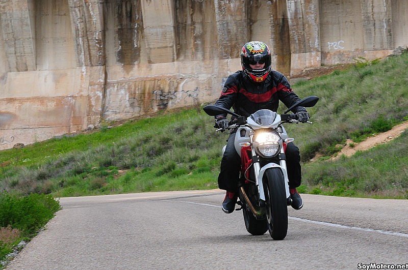 Prueba Ducati 796 2011: Compacta y divertida