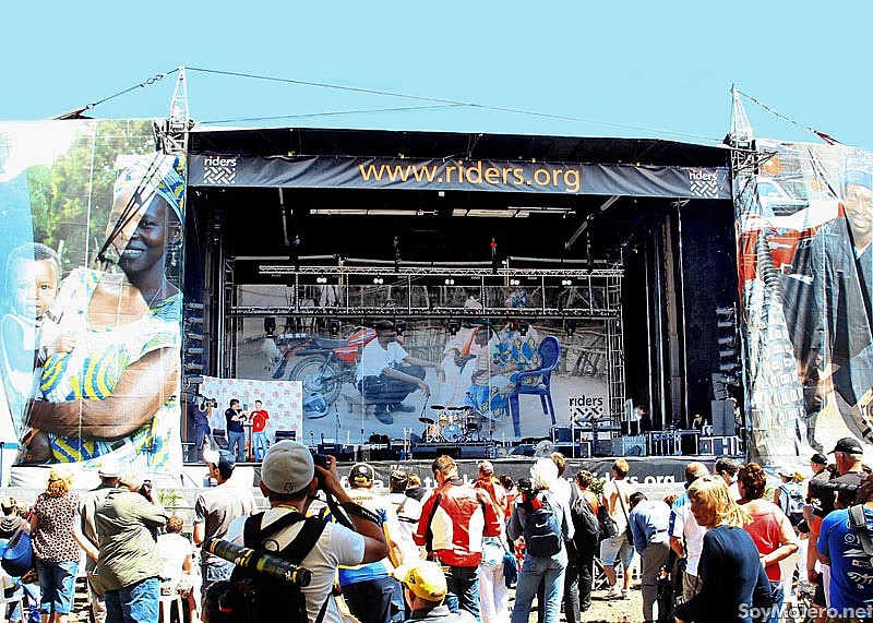 Escenario de conciertos y actividades de Riders For Health en el Gran Premio de Silverstone 2010