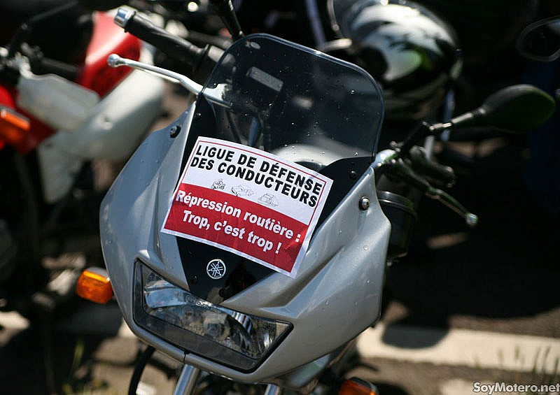Pegatina de protesta en la manifestación organizada el 18 de junio de 2011 en Francia a favor de los derechos de los motoristas.