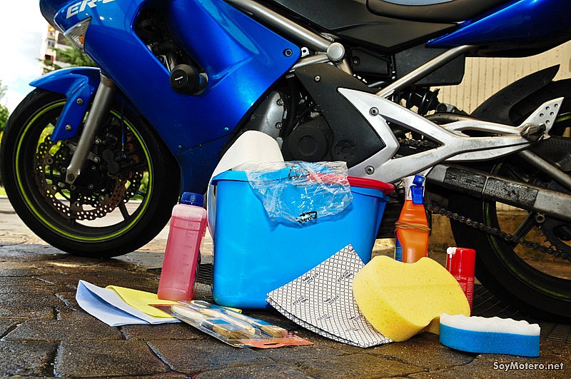 Material necesario para lavar la moto a mano