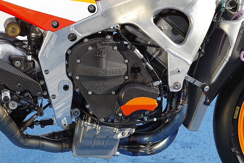 La moto del Team Caixa Catalunya Repsol pesa casi 140 kg.