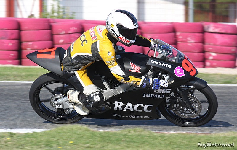 Xavi Vierge con una Moto3 del Honda RACC.