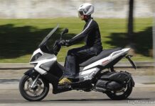Aprilia SR Max 125 circulando por ciudad
