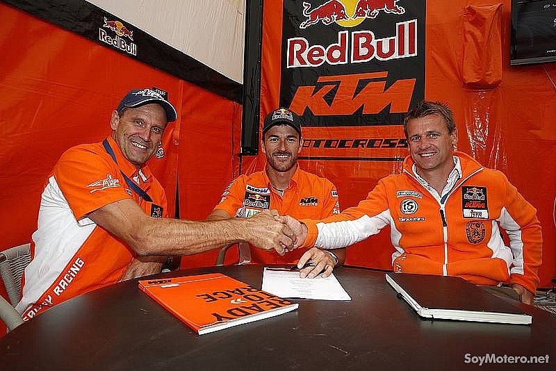 Firma de la renovación del contrato de Marc Coma con KTM.