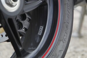 Las llantas de aluminio forjado PVM de la Triumph Speed Triple R 2012 rebajan 2 kg el peso total