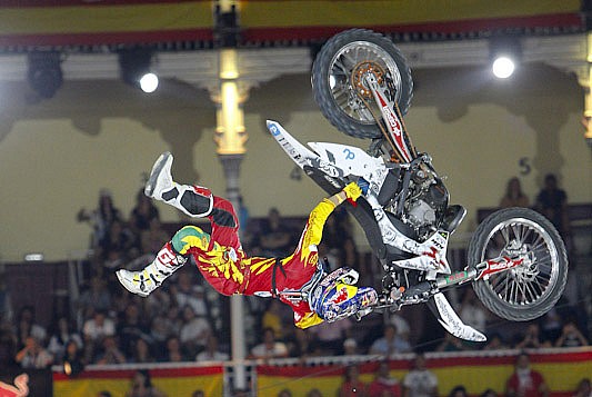 Foto detalle de unos de los saltos de Dany Torres durante su participación en el Red Bull X fighters de Las Ventas 2012