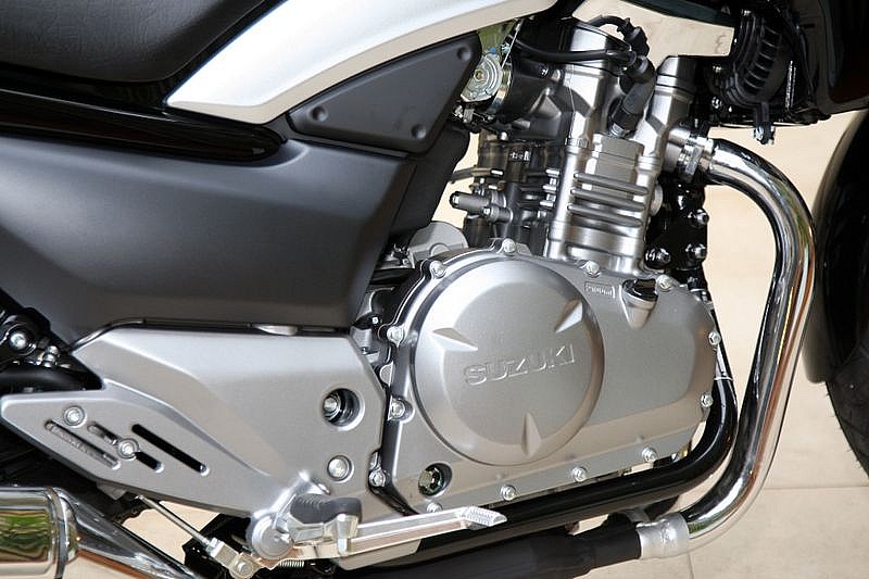 La Suzuki GW250 Inazuma 2013 emplea un nuevo motor bicilíndrico de 24 CV