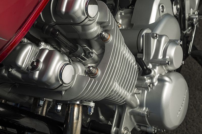 Honda CB1100: el motor centra toda la atención de la maxi-naked japonesa