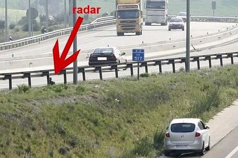 Radar camuflado en un guardarraíl de una autovía.