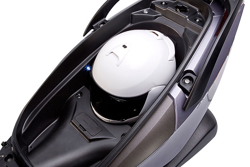 Bajo el asiento del nuevo Kymco Yager GT se puede meter un casco integral.