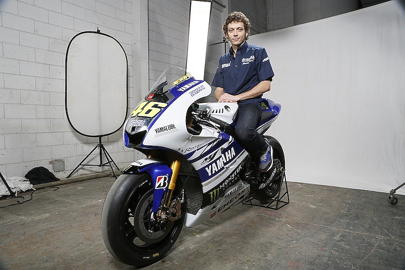 Rossi durante la sesión de fotos promocionales sobre la Yamaha YZR-M1. 