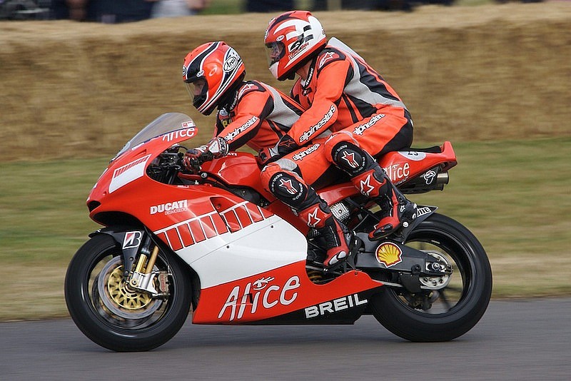 Mamola durante su etapa más reciente como piloto de la Ducati biplaza de MotoGP.