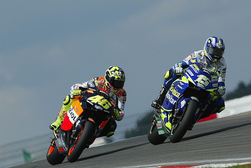Si Telefónica patrocinase a Yamaha en 2014, para Rossi se volvería a repetir esta imagen de 2003, aunque con el italiano con mucho más que perder frente Marc Márquez.