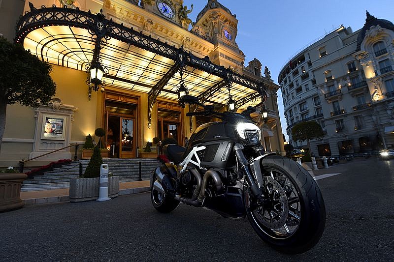 El casino de Montecarlo sintoniza perfectamente con el glamour de la Ducati Diavel 2014