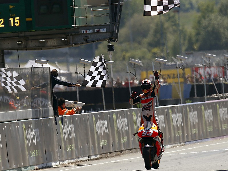 MotoGP Le Mans 2014: Marc Márquez cruzando la meta del circuito de Le Mans y completando así su quita victoria de 5 posibles en lo que va de 2014