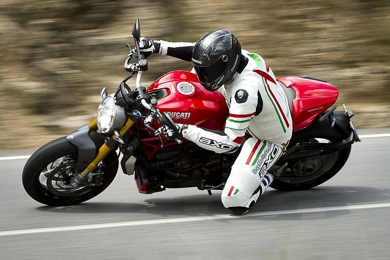 Estabilidad y precisión de trazada son sinónimos de Ducati Monster 1200 S