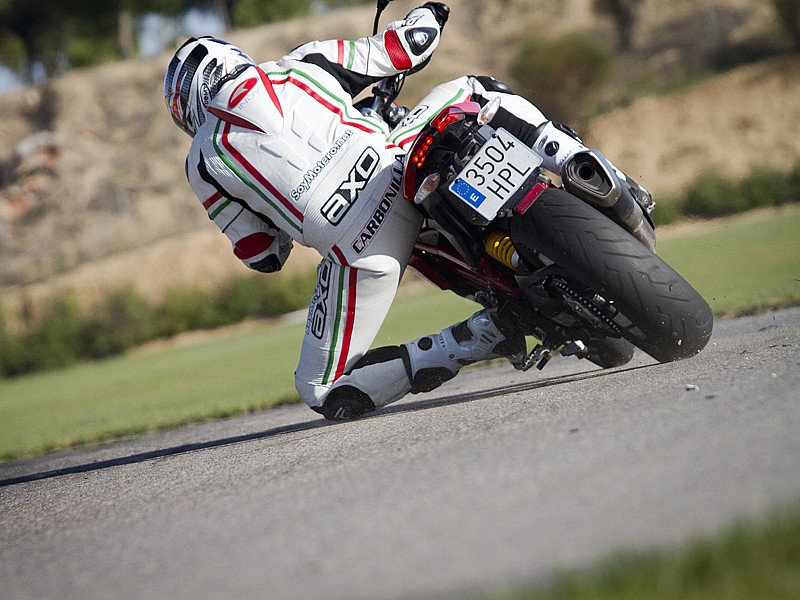 Control de tracción, ABS, curvas de potencia, embrague anti-rebote... con la Ducati Hypermotard tienes seguridad electrónica