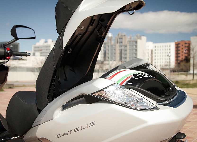 El hueco bajo-asiento del Peugeot Satelis 400 tiene capacidad para albergar dos cascos integrales
