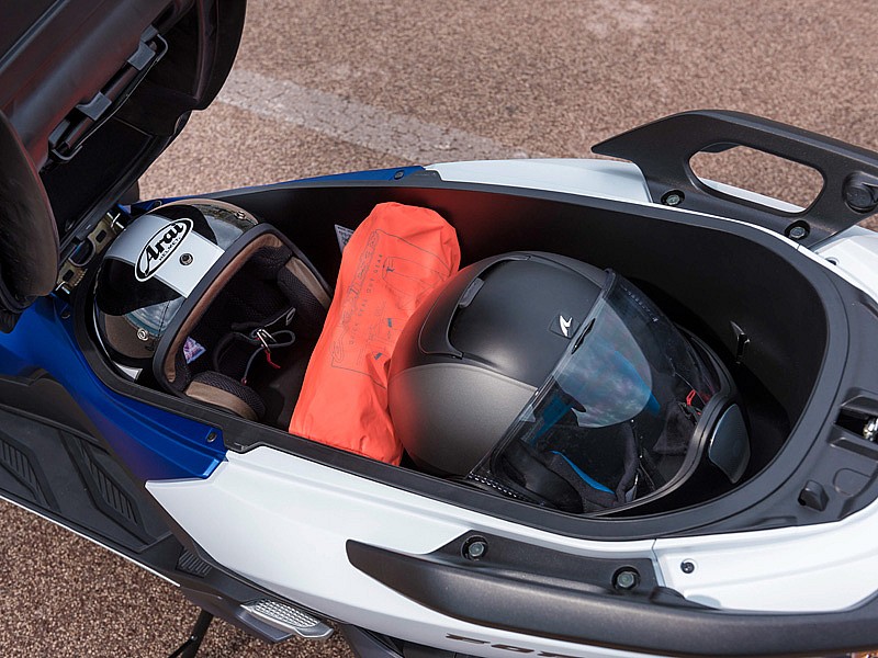 Bajo el asiento del Honda Forza 125 hay sitio para dos cascos integrales y más objetos