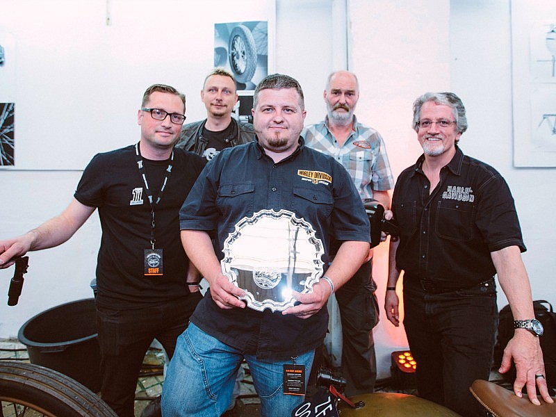 Ganadores del concesionario Harley-Davidson de Praga.