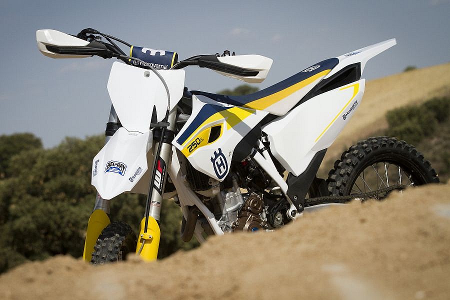 La pequeña crossera de Husqvarna incorpora novedades en su parte ciclo