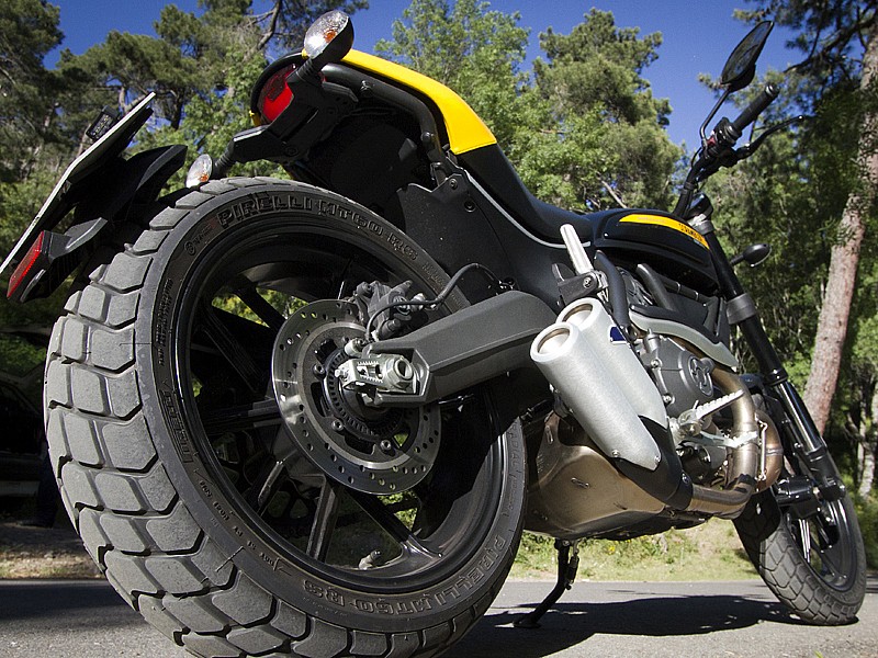 Los neumáticos de tacos Pirelli MT60 RS encajan perfectamente con el toque off road de la Ducati Scrambler Full Throttle