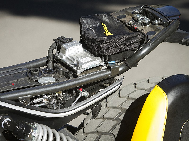 Bajo el asiento de la Ducati Scrambler Full Throttle hay una toma USB y un pequeño hueco para el antirrobo 