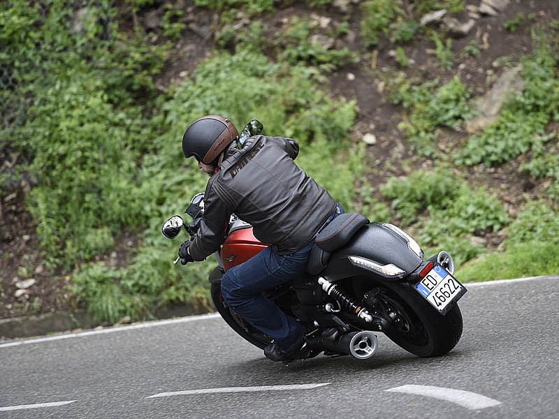 La trasera de la Moto Guzzi Audace destaca por su guardabarros corto y las luces de leds verticales 