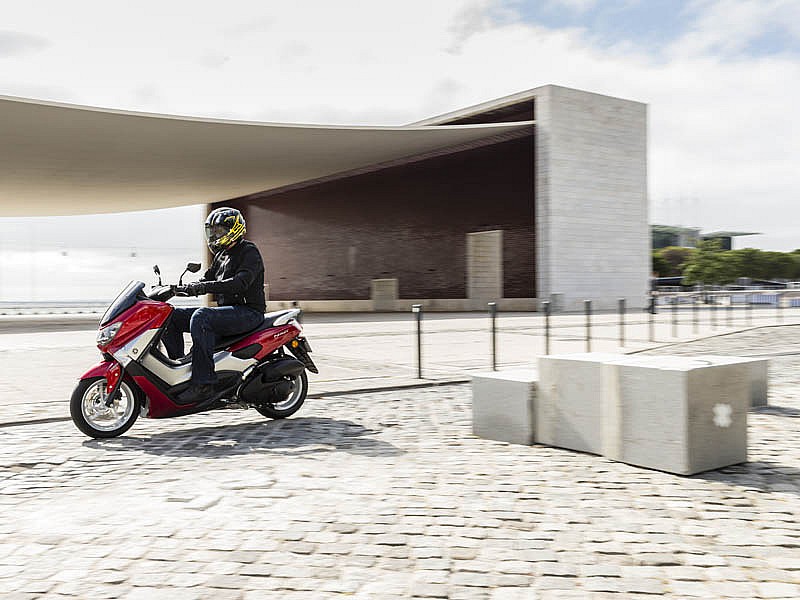 El Yamaha NMAX es un scooter urbano, deportivo y económico