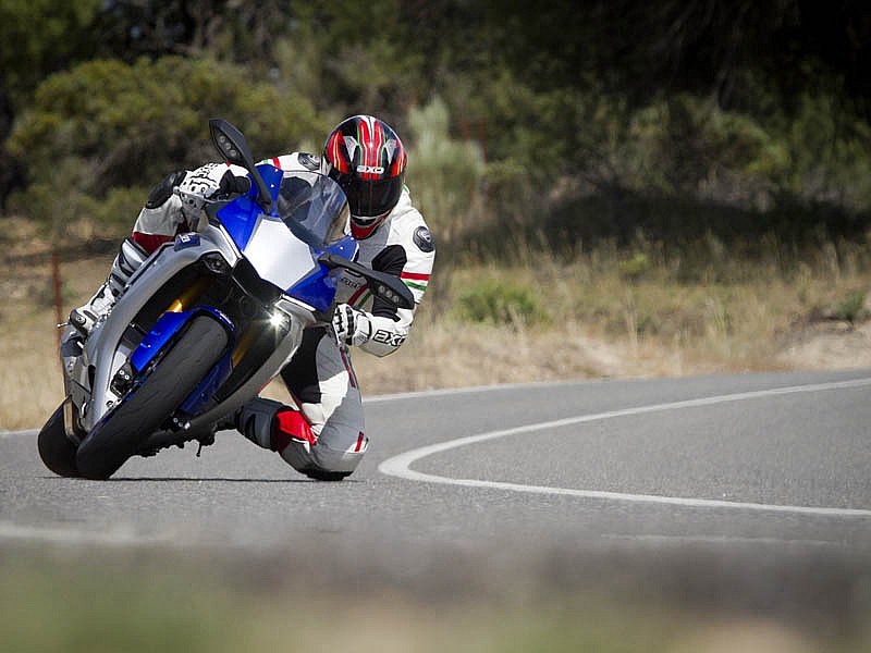 La Yamaha R1 2015 sigue las líneas maestras de la M1 de MotoGP