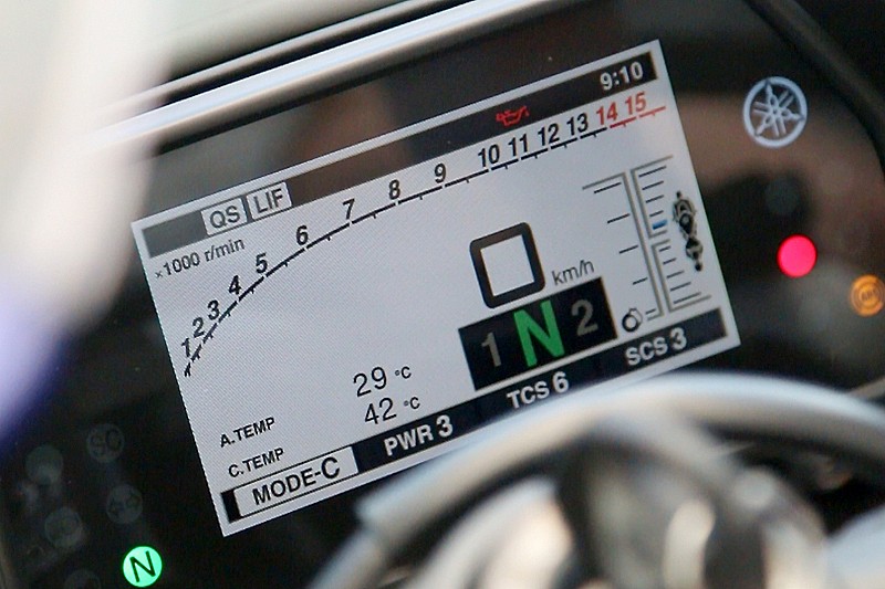 La pantalla digital TFT de la Yamaha R1 muestra información Street o Track, según nuestras necesidades