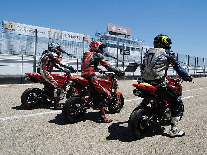 Imagen de tres pilotos de la Moto3 Cup.