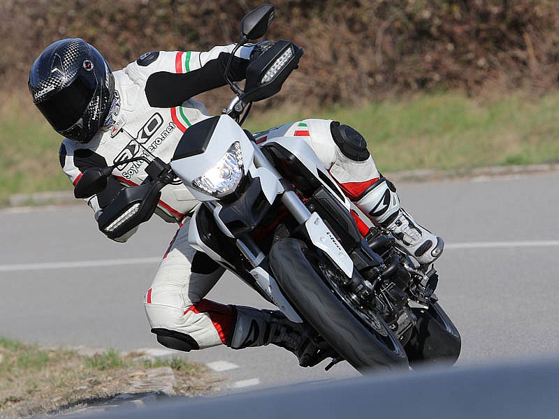 La horquilla Kayaba de la Ducati Hypermotard 939 carece de regulación