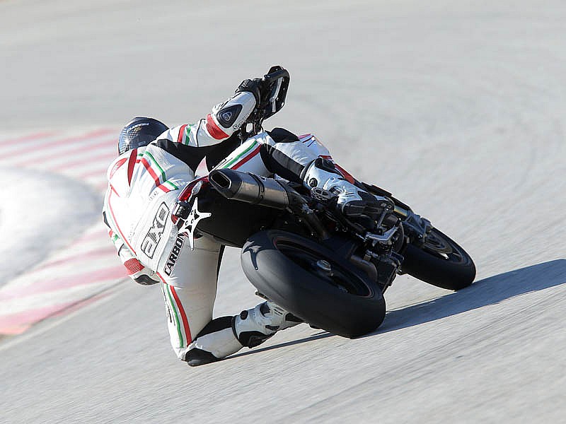 El silencioso Termignoni de titanio es uno de los muchos accesorios disponibles para la Ducati Hypermotard 939 2016