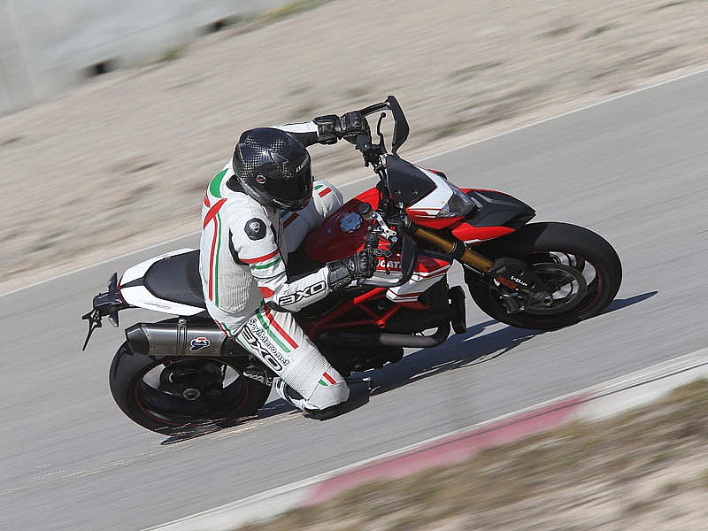 Cada modo de conducción de la Ducati Hypermotard 939 SP va asociado a una respuesta específica del control de tracción y del ABS