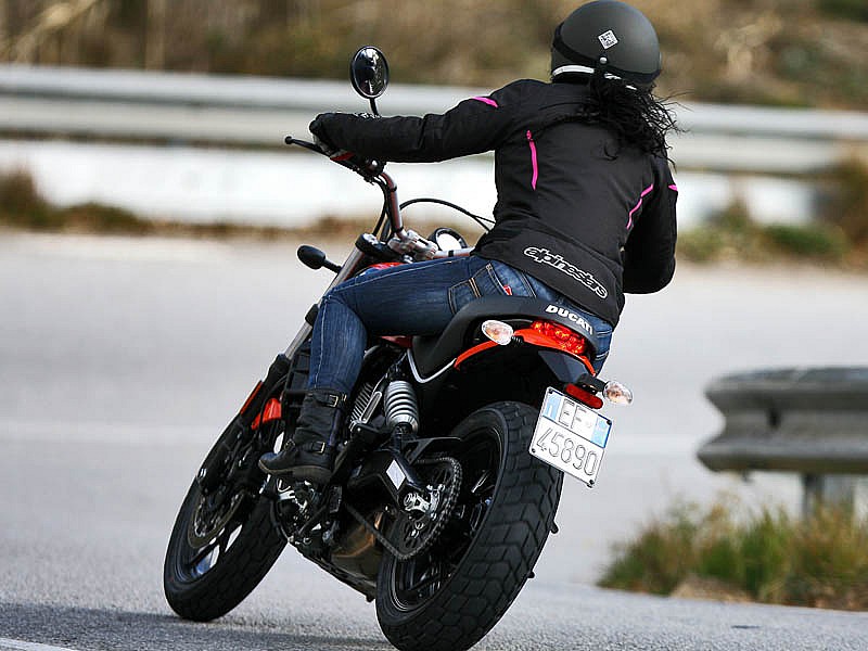 El basculante de la Ducati Scrambler Sixty2 es de acero en lugar de aluminio